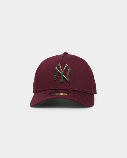 New Era Men's New York Yankees Metal Badge 9FORTY A-Frame Snapback  Maroon/Gold