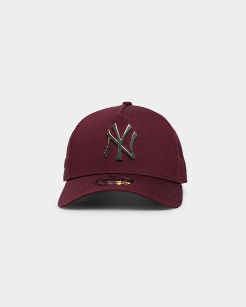 New Era Men's New York Yankees Metal Badge 9FORTY A-Frame Snapback  Maroon/Gold