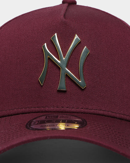 New Era Men's New York Yankees Metal Badge 9FORTY A-Frame Snapback  Maroon/Gold