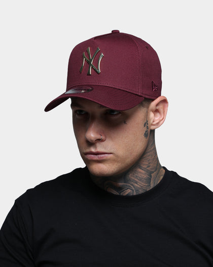 New Era Men's New York Yankees Metal Badge 9FORTY A-Frame Snapback  Maroon/Gold