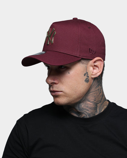 New Era Men's New York Yankees Metal Badge 9FORTY A-Frame Snapback  Maroon/Gold