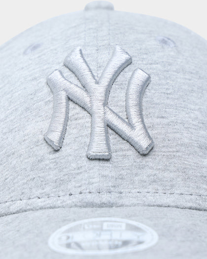 New Era Women's New York Yankees 9FORTY Casual Classic Strapback Heather Grey