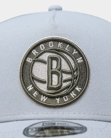 New Era Brooklyn Nets 9FORTY A-Frame Snapback Silver/New Olive