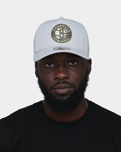 New Era Brooklyn Nets 9FORTY A-Frame Snapback Silver/New Olive