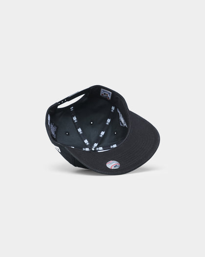 New Era Atlanta Braves 1995 'Black & White World Series' Prolight Old Golfer Snapback Black/White