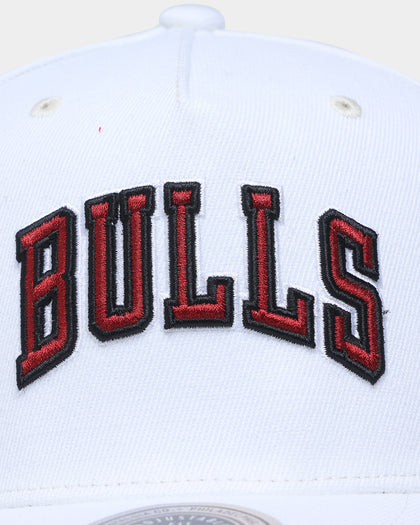 Mitchell & Ness Chicago Bulls 'Vintage White' Classic Red Snapback White