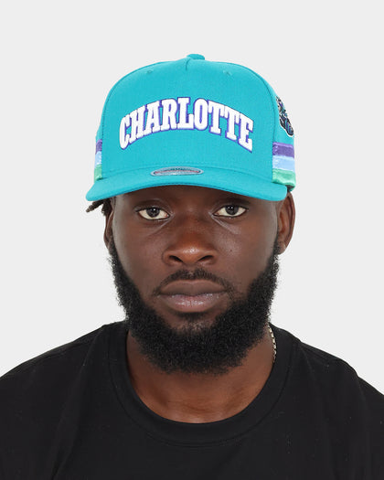Mitchell & Ness Charlotte Hornets XL Short Hook Classic Red Snapback Teal