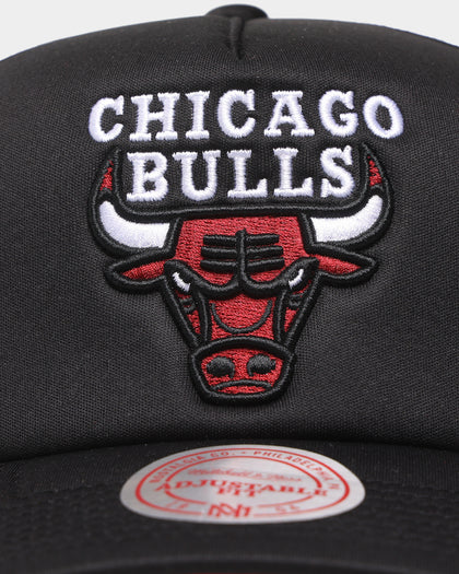 Mitchell & Ness Chicago Bulls 'NBA Off The Backboard' Trucker Snapback Black
