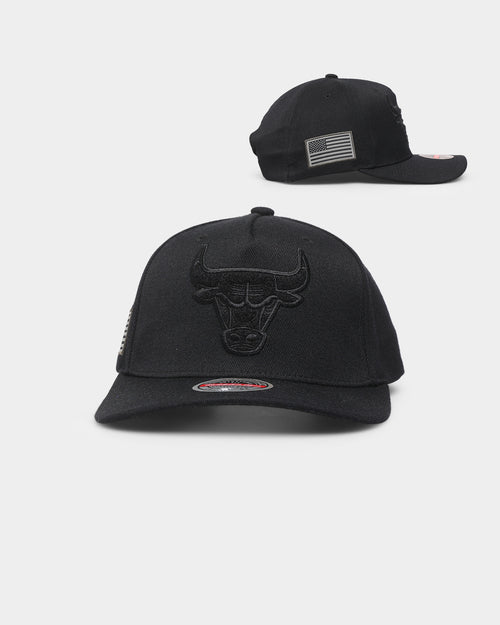 Mitchell & Ness Chicago Bulls 'Velcro Patch' Classic Red Snapback Black