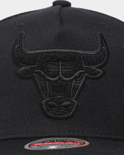 Mitchell & Ness Chicago Bulls 'Velcro Patch' Classic Red Snapback Black