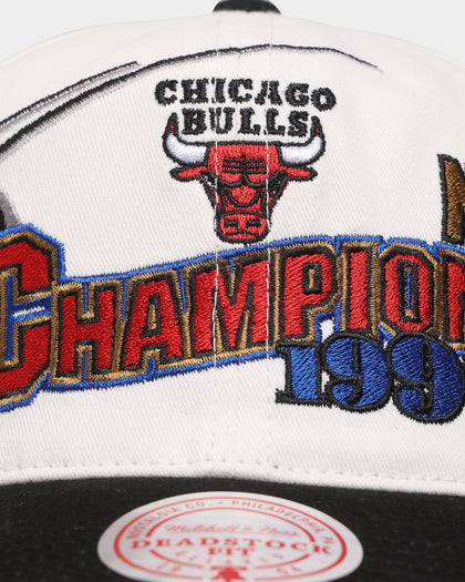 Mitchell & Ness Chicago Bulls '1996 Champs' Deadstock Snapback White