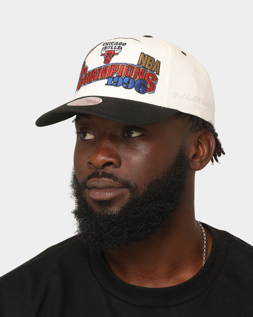 Mitchell & Ness Chicago Bulls '1996 Champs' Deadstock Snapback White