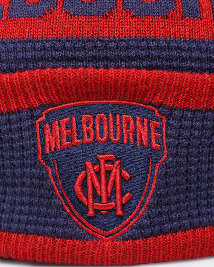 New Era Melbourne Demons AFL Opening Bounce 2022 Pom Waffle Wordmark Beanie Navy