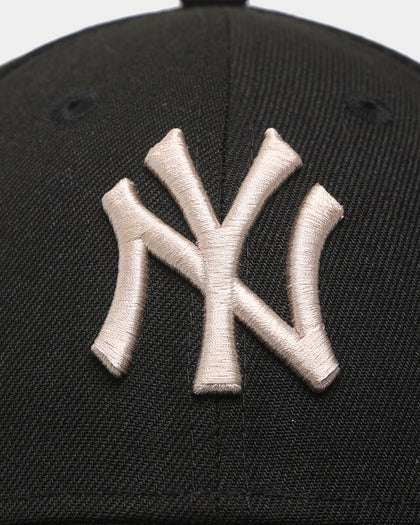 New Era Women's New York Yankees 9FORTY Casual Classic Strapback Black/Stone