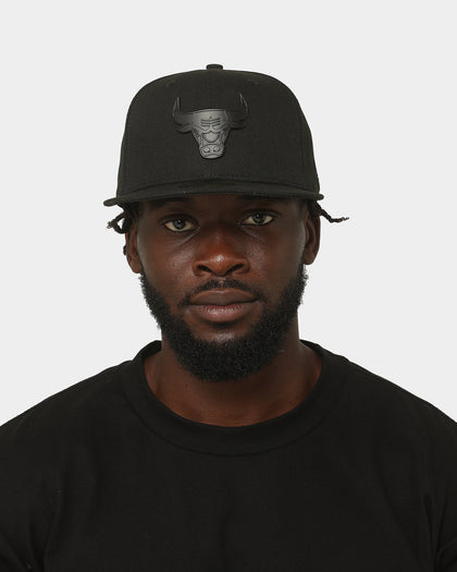 New Era Chicago Bulls 'Metal Badge' 59FIFTY Fitted Black/Black