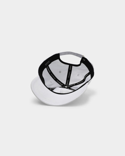 Carré Men's Scripted Metal Badge Classique Strapback White/Silver