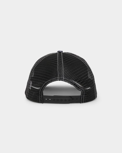 Loiter Metal Badge Trucker Off White/Black