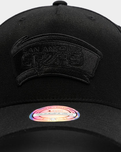 Mitchell & Ness San Antonio Spurs 110 Pinch Snapback Black/Black