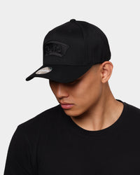 Mitchell & Ness San Antonio Spurs 110 Pinch Snapback Black/Black