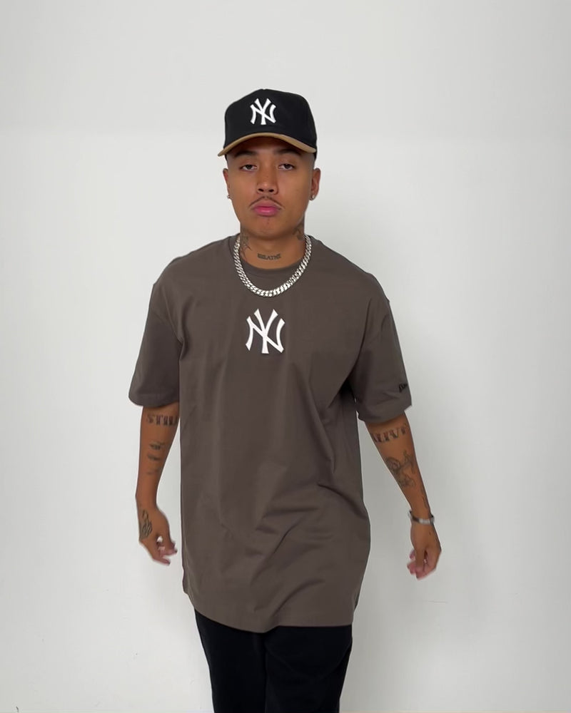 MLB Unisex Monotive Oversized Short Sleeve Tee Shirt NY Yankees White, Graphic Tees for Men